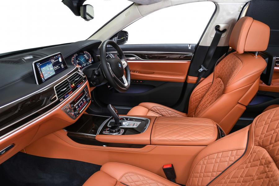 Интерьер BMW 750Li xDrive (G12) 2019 года  (ZA) (фото 8 из 40)